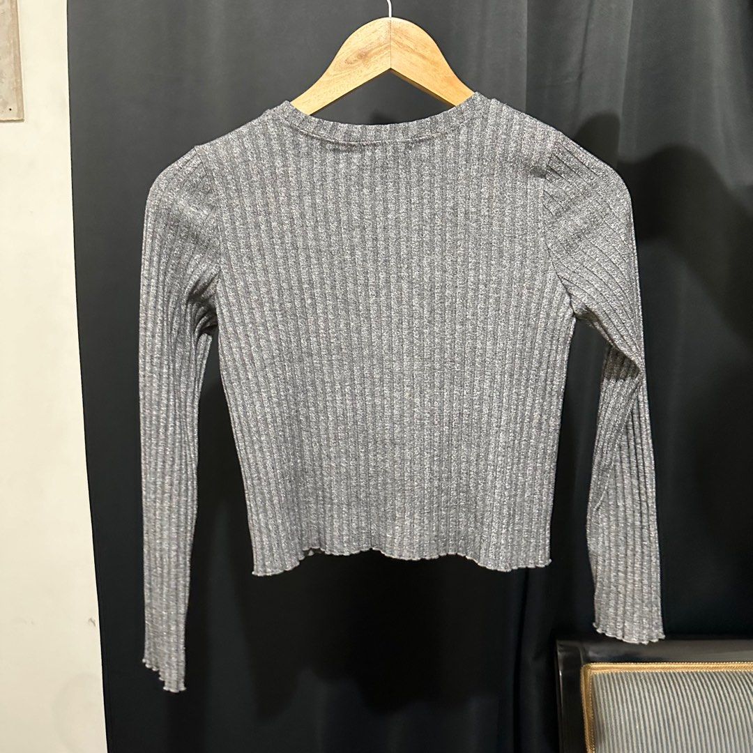 Gray Ribbed Longsleeves (Category: Longsleeves) located in Manila. Submitted by bdgdeclutters (Listing ID 1294287560, Image 3). Description: Stretchable Fits size to medium frames.