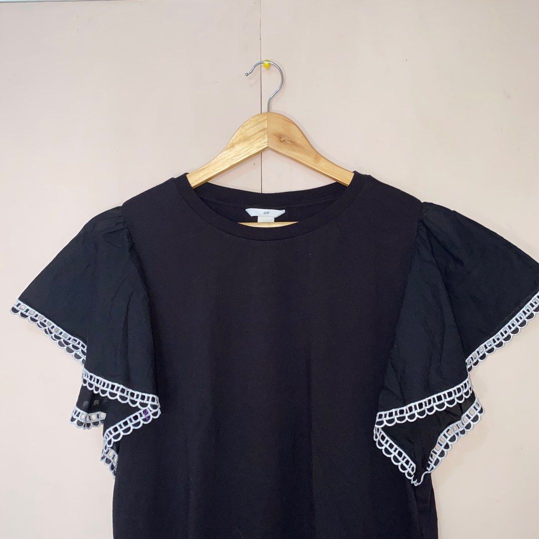 H&M butterfly sleeves top (Category: Blouses) located in Baguio. Submitted by basicthriftbaguio (Listing ID 1294388354, Image 2). Description: H&M butterfly sleeves top 🖤 super nice nito!! ✨ fits S-M no flaws, not faded ₱250.