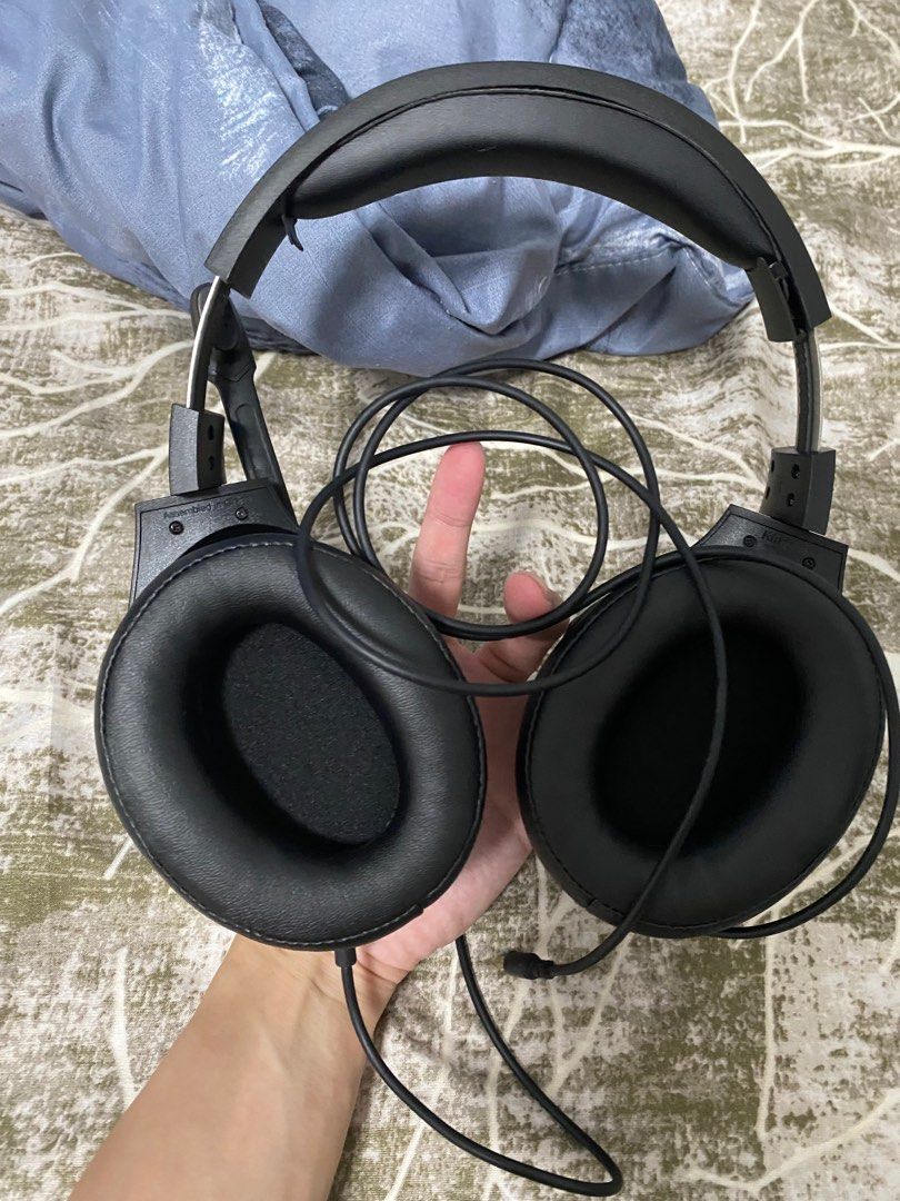 HyperX headset (Category: Headphones & Headsets) located in Singapore. Submitted by keithboiboi (Listing ID 1294428009, Image 3). Description: Take it for $40.