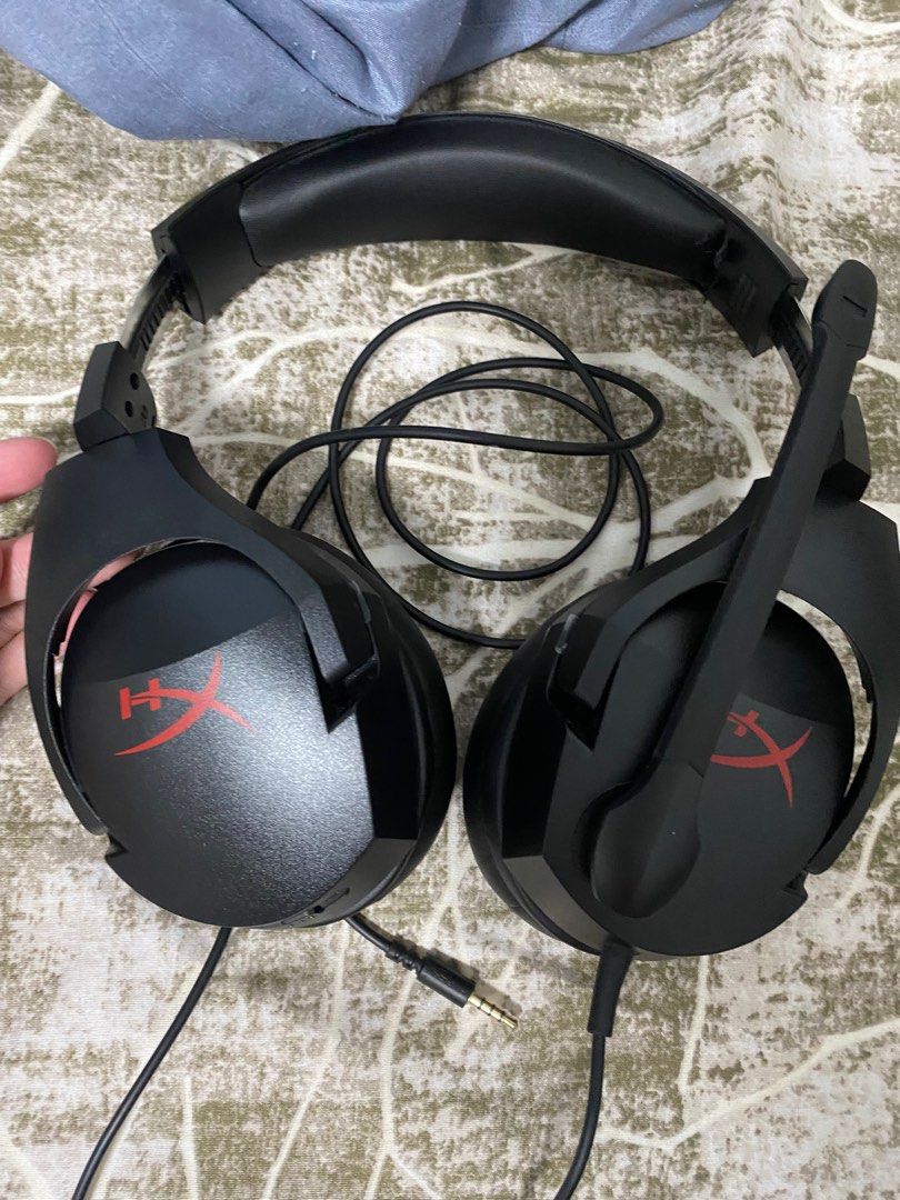 HyperX headset (Category: Headphones & Headsets) located in Singapore. Submitted by keithboiboi (Listing ID 1294428009, Image 2). Description: Take it for $40.