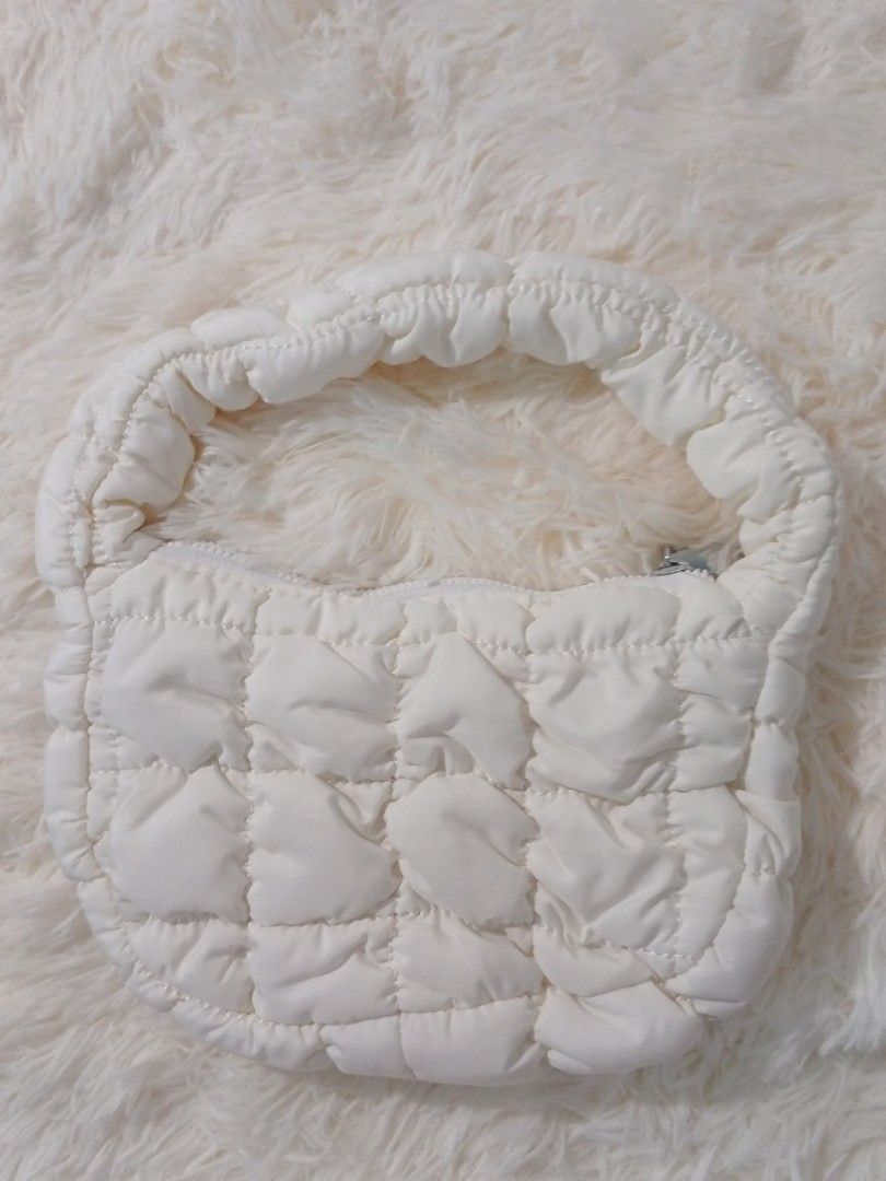Mini Cloud Bag (Category: Tote Bags) located in Cheras. Submitted by fatenn08 (Listing ID 1294316532, Image 3). Description: baru tak pernah guna bukak utk ambik gambar je.