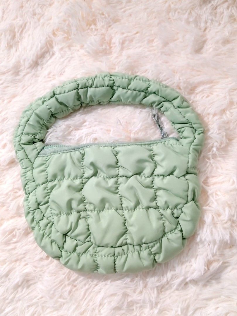 Mini Cloud Bag (Category: Tote Bags) located in Cheras. Submitted by fatenn08 (Listing ID 1294316532, Image 1). Description: baru tak pernah guna bukak utk ambik gambar je.