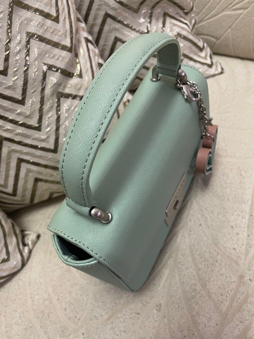 ORIGINAL Carlyn Poppy Bag (Category: Shoulder Bags) located in Binan City. Submitted by cxn.shop (Listing ID 1294306065, Image 2). Description: PRELOVED 💖 Seldom used, in excellent condition No flaws Signs of use on the lock Micro chapping on sling With sling strap With original dust bag 100% ORIGINAL.