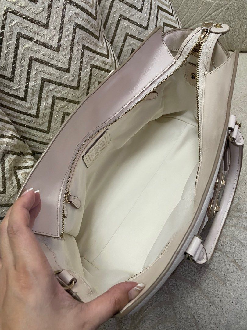 ORIGINAL Coach Blake Bag (Category: Luxury Bags & Wallets) located in Binan City. Submitted by cxn.shop (Listing ID 1294314394, Image 3). Description: PRELOVED 💖 Seldom used, in excellent condition No flaws No sling Normal signs of use 100% ORIGINAL Medium size.
