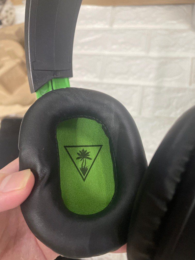 Turtle Beach Recon 70 Gaming Headset Wired for Xbox (Category: Headphones & Headsets) located in Pasay City. Submitted by meostore (Listing ID 1294300255, Image 2). Description: Item has good audio Mic needs to be repaired With box and manual For Xbox use only.