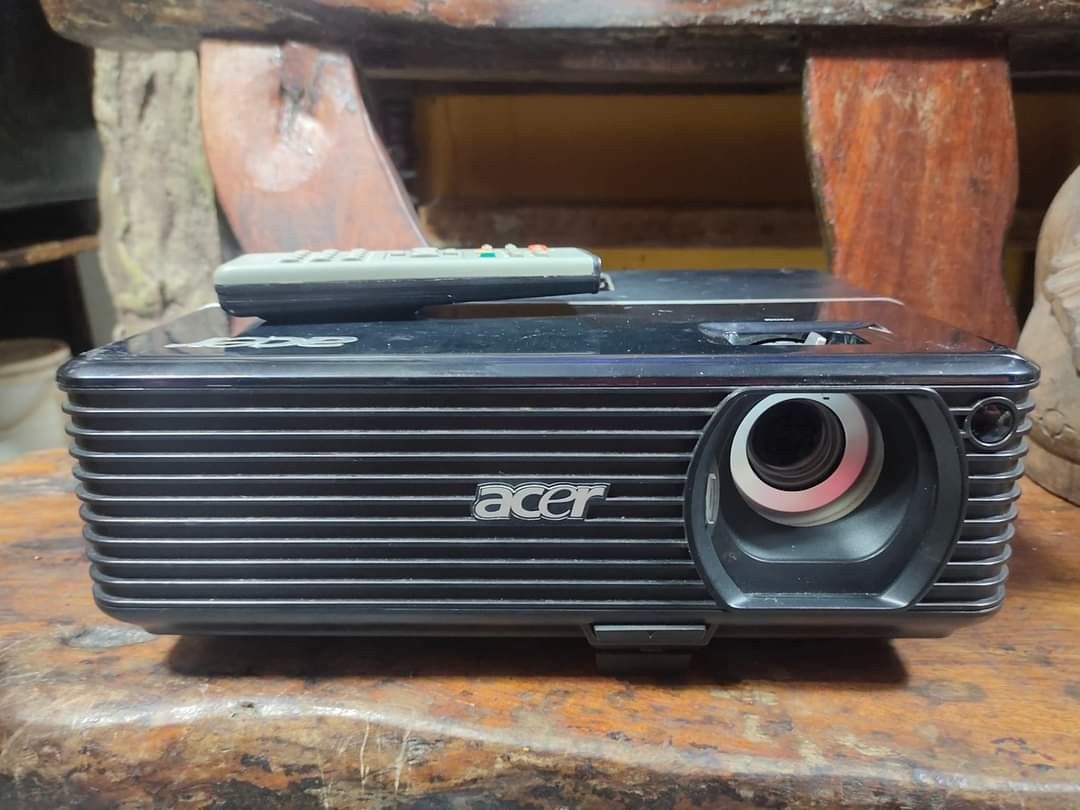 Vintage Acer Projector DLP P1165E (Category: Projectors) located in Mandaluyong City. Submitted by nalimutang.yaman (Listing ID 1294388841, Image 1). Description: Vintage Acer Projector DLP P1165E As is where is working po sya pero yung lens nya po parang need ng repair or cleaning as you can see po sa last photo 1800.