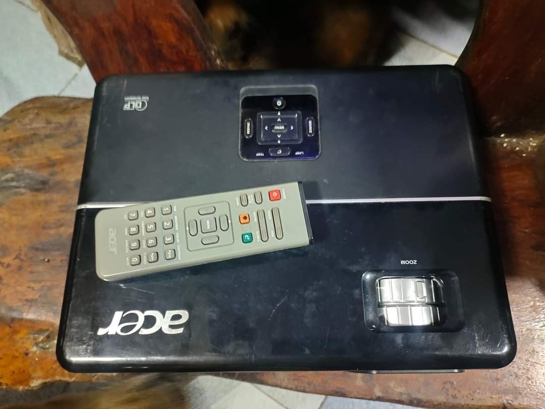 Vintage Acer Projector DLP P1165E (Category: Projectors) located in Mandaluyong City. Submitted by nalimutang.yaman (Listing ID 1294388841, Image 2). Description: Vintage Acer Projector DLP P1165E As is where is working po sya pero yung lens nya po parang need ng repair or cleaning as you can see po sa last photo 1800.