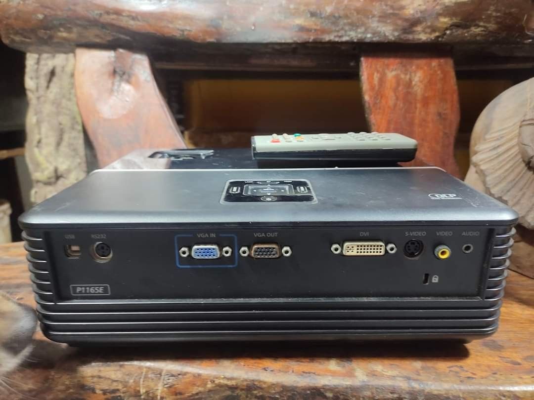 Vintage Acer Projector DLP P1165E (Category: Projectors) located in Mandaluyong City. Submitted by nalimutang.yaman (Listing ID 1294388841, Image 3). Description: Vintage Acer Projector DLP P1165E As is where is working po sya pero yung lens nya po parang need ng repair or cleaning as you can see po sa last photo 1800.