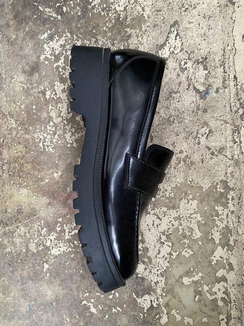 Women's Loafers (Category: Loafers) located in Bacoor. Submitted by jhem_d11 (Listing ID 1294302367, Image 2). Description: Used twice. Good as new. RFS: Need funds. Size: 39.