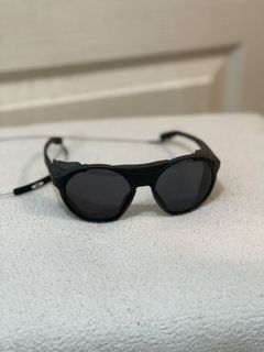 💯  Authentic Oakley clifden sunglasses