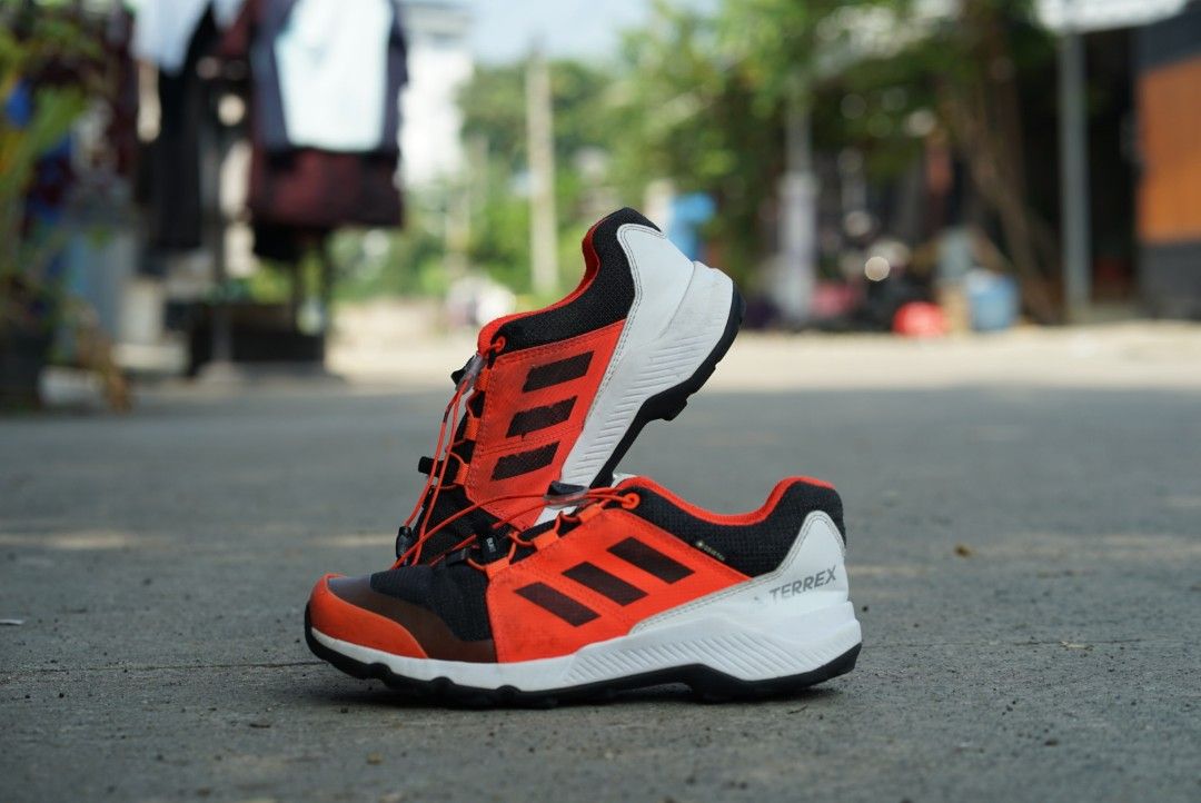 Adidas Terrex GoreTex Hiking Sneakers Athletic Shoes size 36, Fesyen Pria,  Sepatu , Sneakers di Carousell