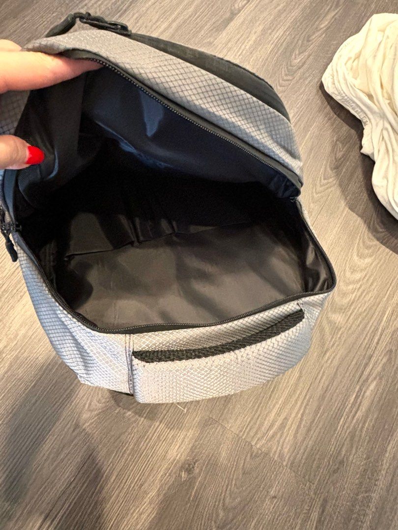 Backpack (Category: Backpacks) located in Singapore. Submitted by tvconsole (Listing ID 1287912811, Image 3). Description: Brand new fully padded backpack..