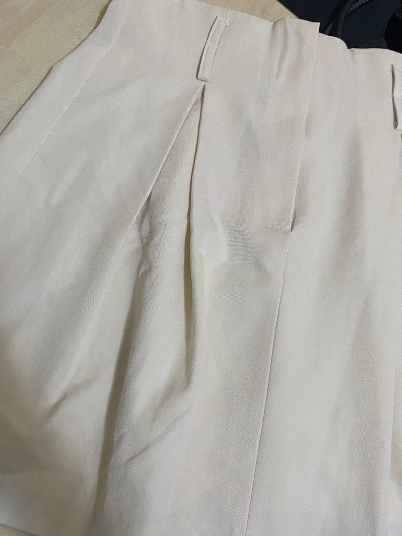 Beige skirt (Category: Skirts) located in Quezon City. Submitted by peachyps (Listing ID 1294518981, Image 2). Description: - i only used this skirt once - pretty color ! - 24-25 inches , stretchable :).