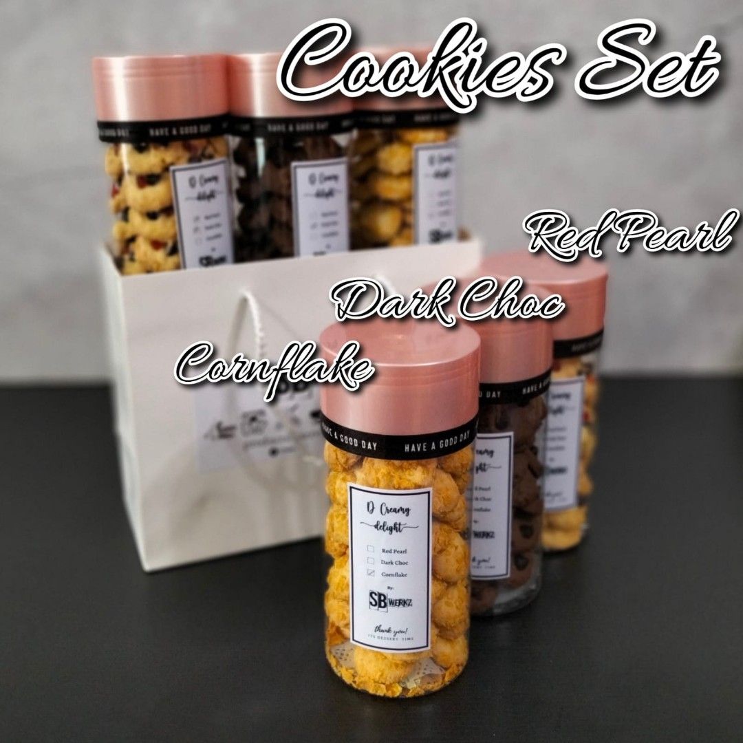 Kuih Raya (Category: Homemade Bakes) located in Singapore. Submitted by aZiie (Listing ID 1294470821, Image 2). Description: Assalamualaikum semua Jomz checkout ni Ziie nk share our beraneka Kuih Raya Set ni da instock. Tk perlu da nk sakit2 pale da Nk ke bazaar plk ramai orgkn Harga pon mampu milik guise Kuih Raya Set!! (10 types) - Pisang Choc - M&M Choc - Layang-Layang - Marshmellow White Choc - Crabmeat - Makmur - Cornflakes Raisin - Lidah ku