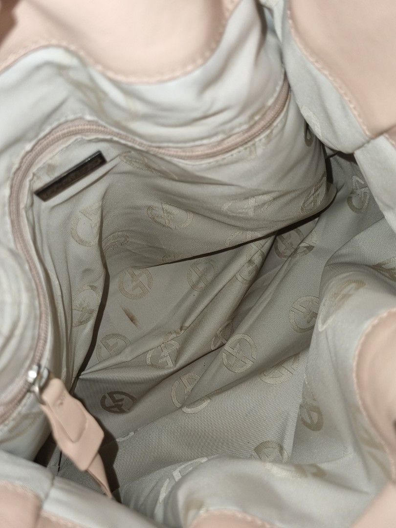 Giorgio Armani Handbag in Suede (Category: Luxury Bags & Wallets) located in Lucena. Submitted by amirahsoonlineshop (Listing ID 1294519978, Image 2). Description: Giorgio armani genuine Suede leather handbag semi large ang ganda p ng leather ng bag pti sa loob.