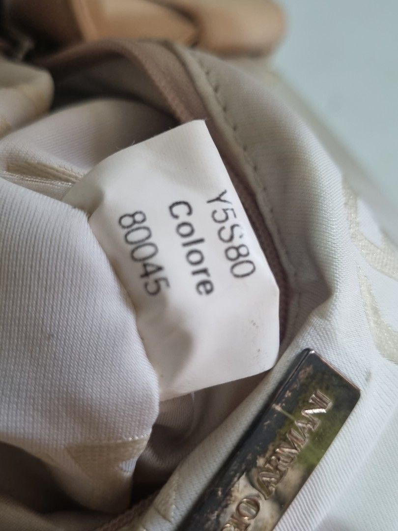 Giorgio Armani Handbag in Suede (Category: Luxury Bags & Wallets) located in Lucena. Submitted by amirahsoonlineshop (Listing ID 1294519978, Image 3). Description: Giorgio armani genuine Suede leather handbag semi large ang ganda p ng leather ng bag pti sa loob.
