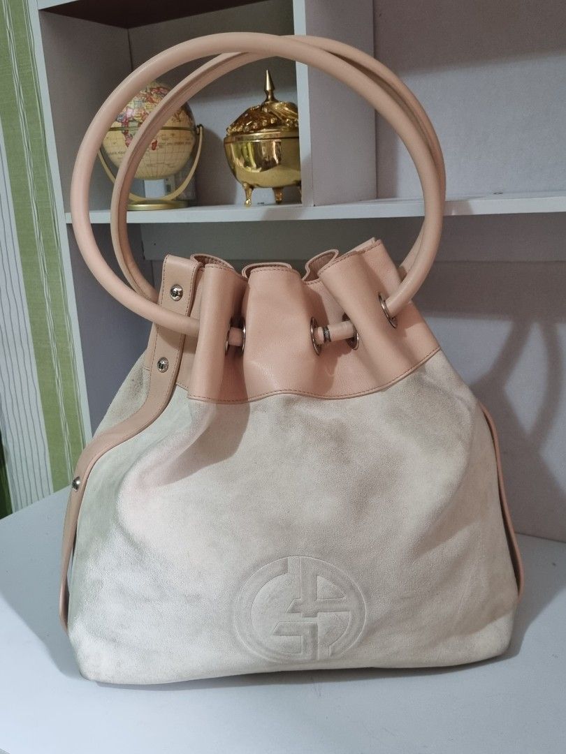 Giorgio Armani Handbag in Suede (Category: Luxury Bags & Wallets) located in Lucena. Submitted by amirahsoonlineshop (Listing ID 1294519978, Image 1). Description: Giorgio armani genuine Suede leather handbag semi large ang ganda p ng leather ng bag pti sa loob.