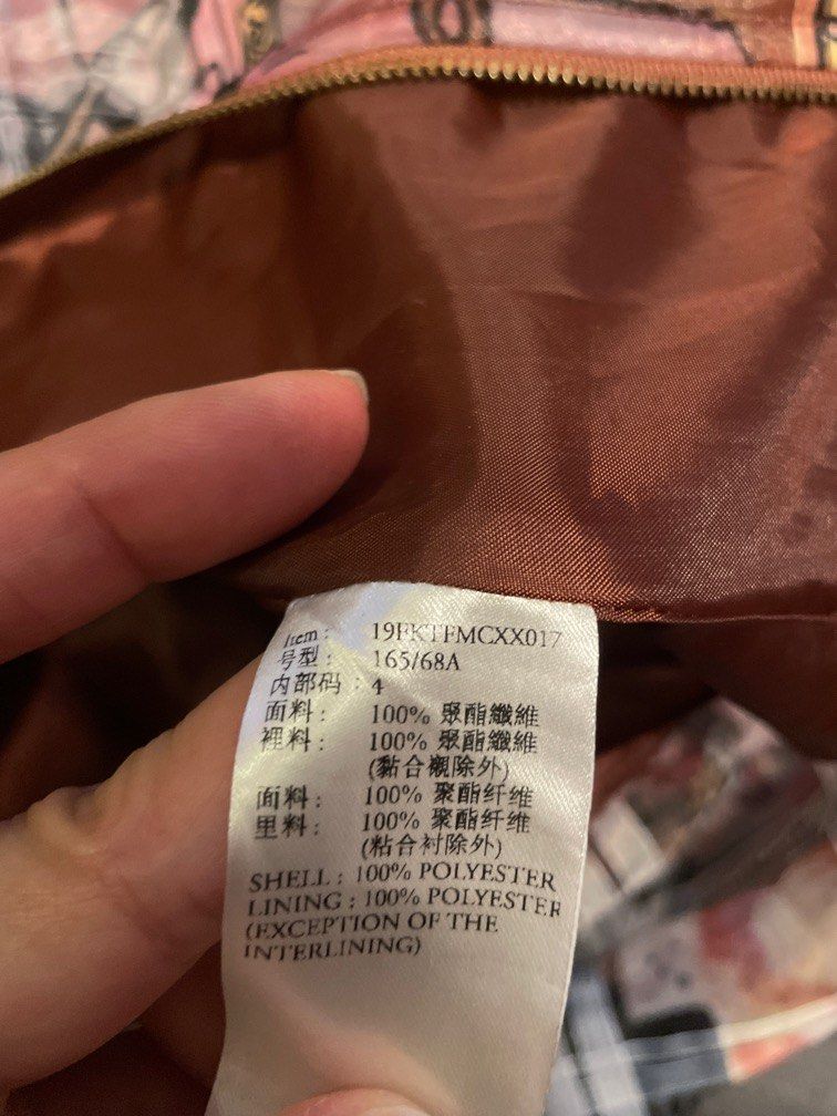 Initial （分類：裙）位於 Hong Kong。 由 manyee313 提交（商品編號 1294567883，圖片 4）。簡介： 漫畫風 顏色超特別 開拉鍊顯長腿。