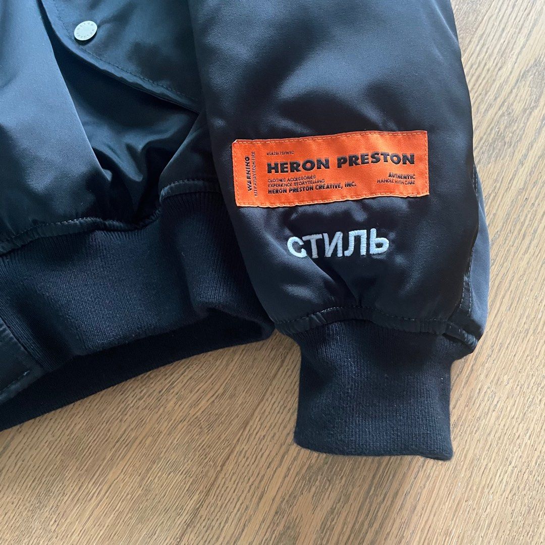 Jacket （分類：外套及戶外衣服）位於 Hong Kong。 由 aki1214 提交（商品編號 1294561371，圖片 3）。簡介： Heron Preston外套，黑色，m碼，100% real，未著用，可提供更多細節圖和量度尺寸，不接受大幅議價，建議面交。。