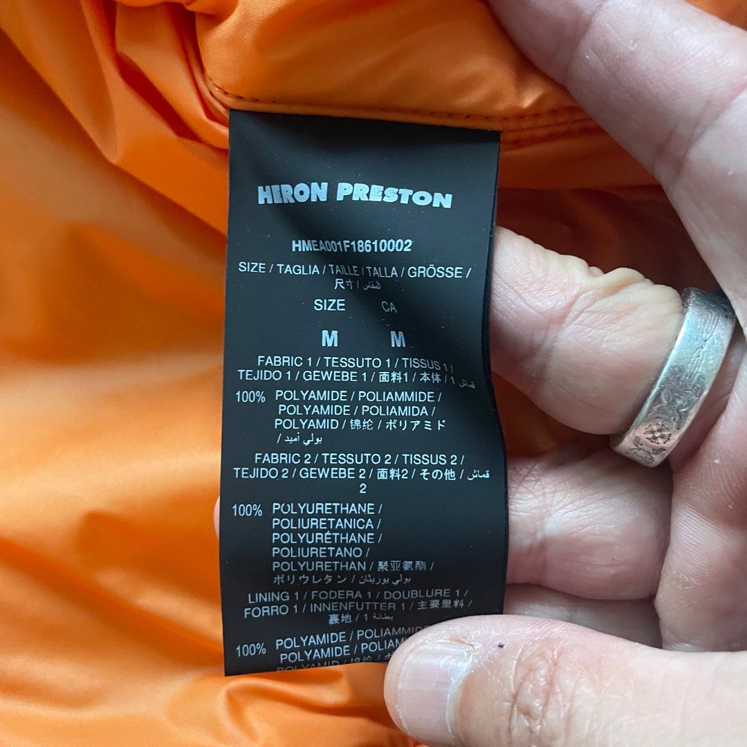 Jacket （分類：外套及戶外衣服）位於 Hong Kong。 由 aki1214 提交（商品編號 1294561371，圖片 6）。簡介： Heron Preston外套，黑色，m碼，100% real，未著用，可提供更多細節圖和量度尺寸，不接受大幅議價，建議面交。。