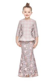(Category: ) located in . Submitted by ynaa_closet (Listing ID 1294616244, Image 1). Description: .