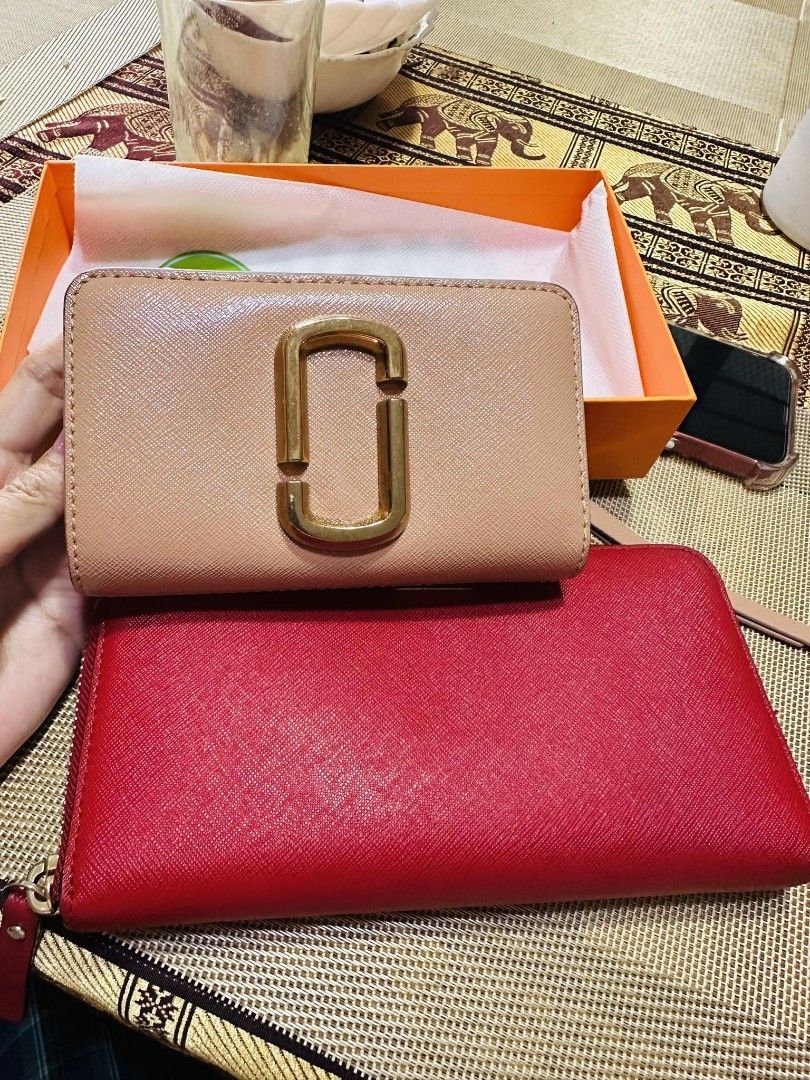 Marc Jacobs Medium Bifold with coin purse (Category: Luxury Bags & Wallets) located in Davao. Submitted by jenpolinar (Listing ID 1294542062, Image 1). Description: Original Marc Jacobs wallet Sf will be shouldered by buyer.
