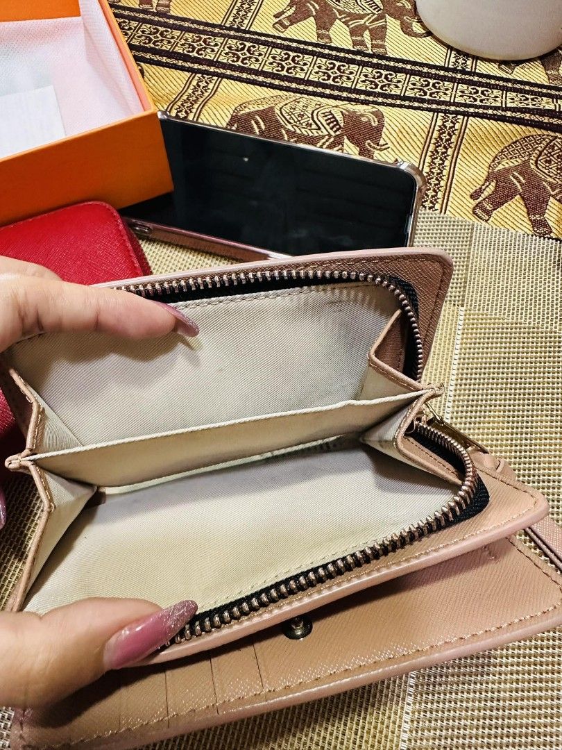 Marc Jacobs Medium Bifold with coin purse (Category: Luxury Bags & Wallets) located in Davao. Submitted by jenpolinar (Listing ID 1294542062, Image 2). Description: Original Marc Jacobs wallet Sf will be shouldered by buyer.