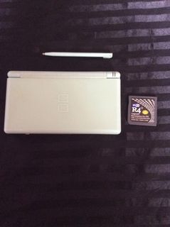 Nintendo DS Lite with R4