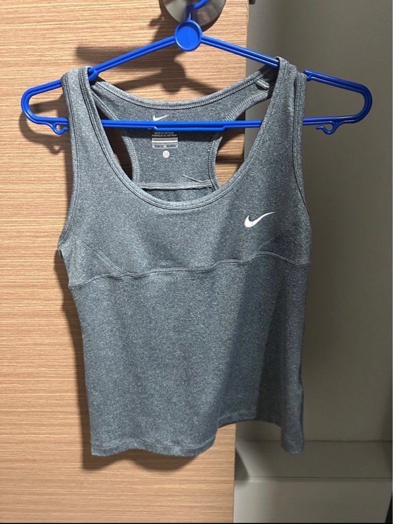 John Lewis (L) sports crop top, Women's Fashion, Activewear on Carousell