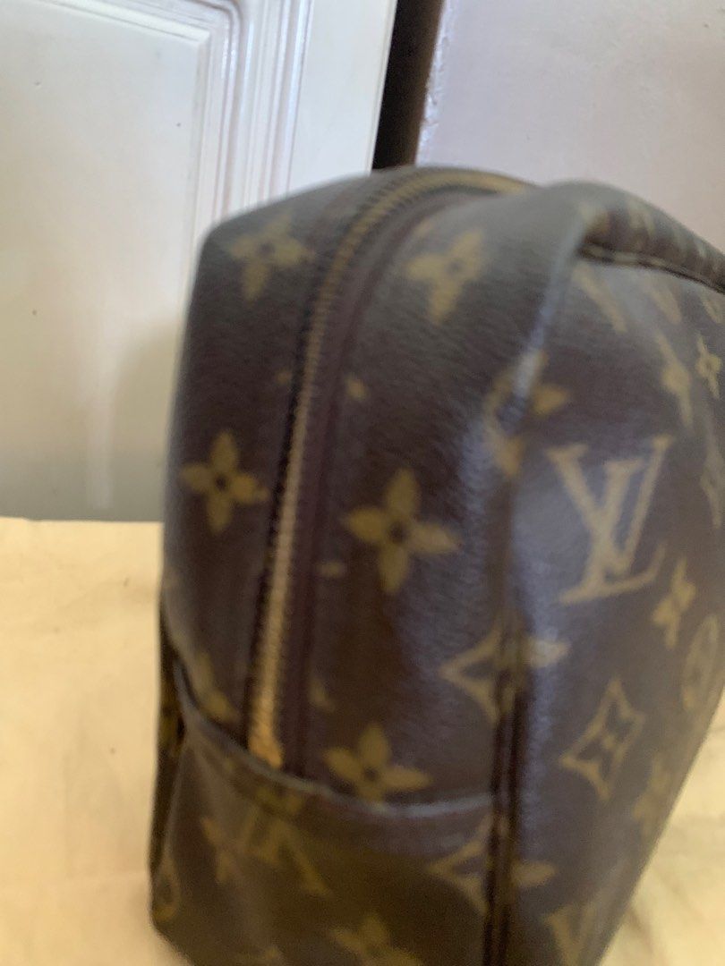 Authentic LV Vintage Monogram Trousse 28 (Category: Luxury Bags & Wallets) located in Quezon City. Submitted by clothingline4sale (Listing ID 1294739311, Image 2). Description: Authentic Louis Vuitton Monogram Trousse 28 Good condition Zipper puller not shiny anymore as shown in pic Inclusion: Dustbag For toilettries, cosmetics/ clutch Leather is still in very good condition Inside is still ok, no stain or bakbak (needs cleaning) 11” x 7” x 3 1/4