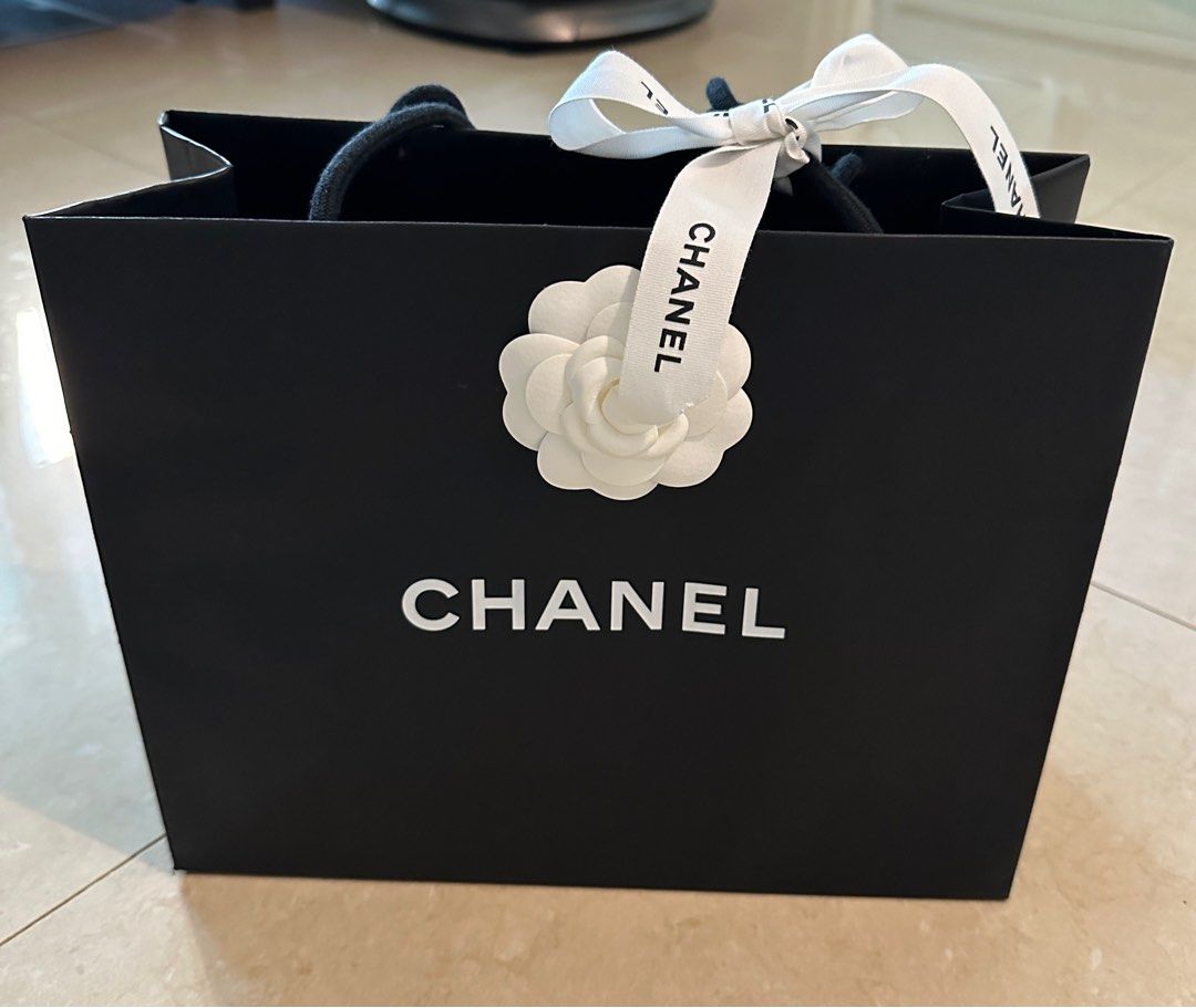 Chanel 紙袋，中size, 名牌, 手袋及銀包- Carousell