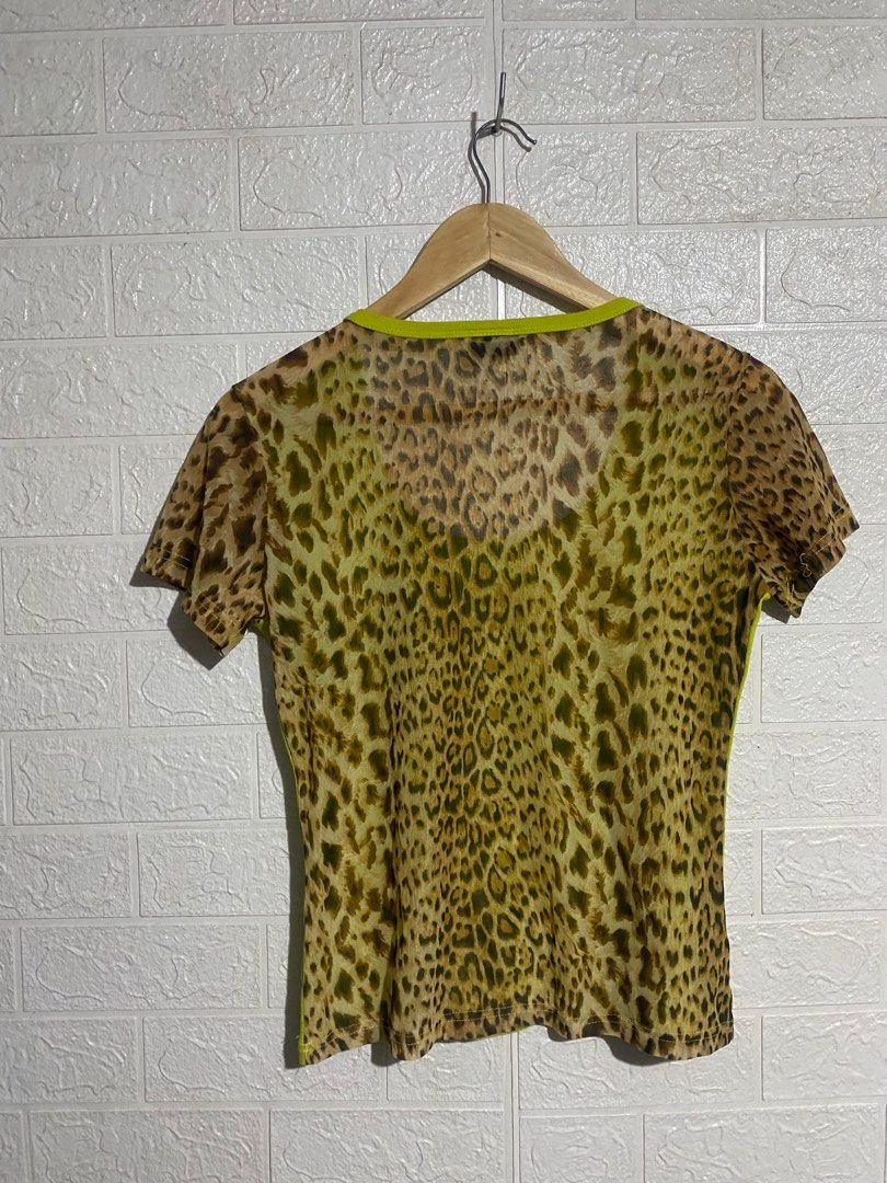 Dolce&Gabbana tops (Category: Luxury Apparel) located in Baguio. Submitted by fullroom.dgs (Listing ID 1294636468, Image 2). Description: Dolce&Gabbana tops Excellent condition Xsmall Price: 3,800php + shipping fee Location: Baguio city Payment thru: Gcash only Courier thru: Jnt only.