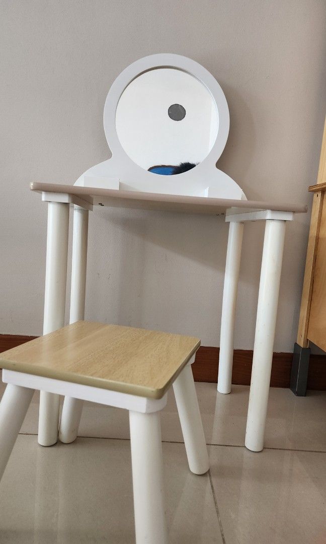 Dressing table (Category: Kids' Tables & Chairs) located in Singapore. Submitted by jryli (Listing ID 1294676348, Image 1). Description: .