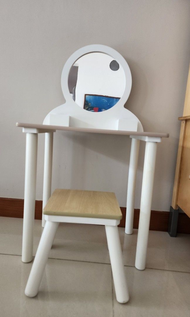 Dressing table (Category: Kids' Tables & Chairs) located in Singapore. Submitted by jryli (Listing ID 1294676348, Image 2). Description: .