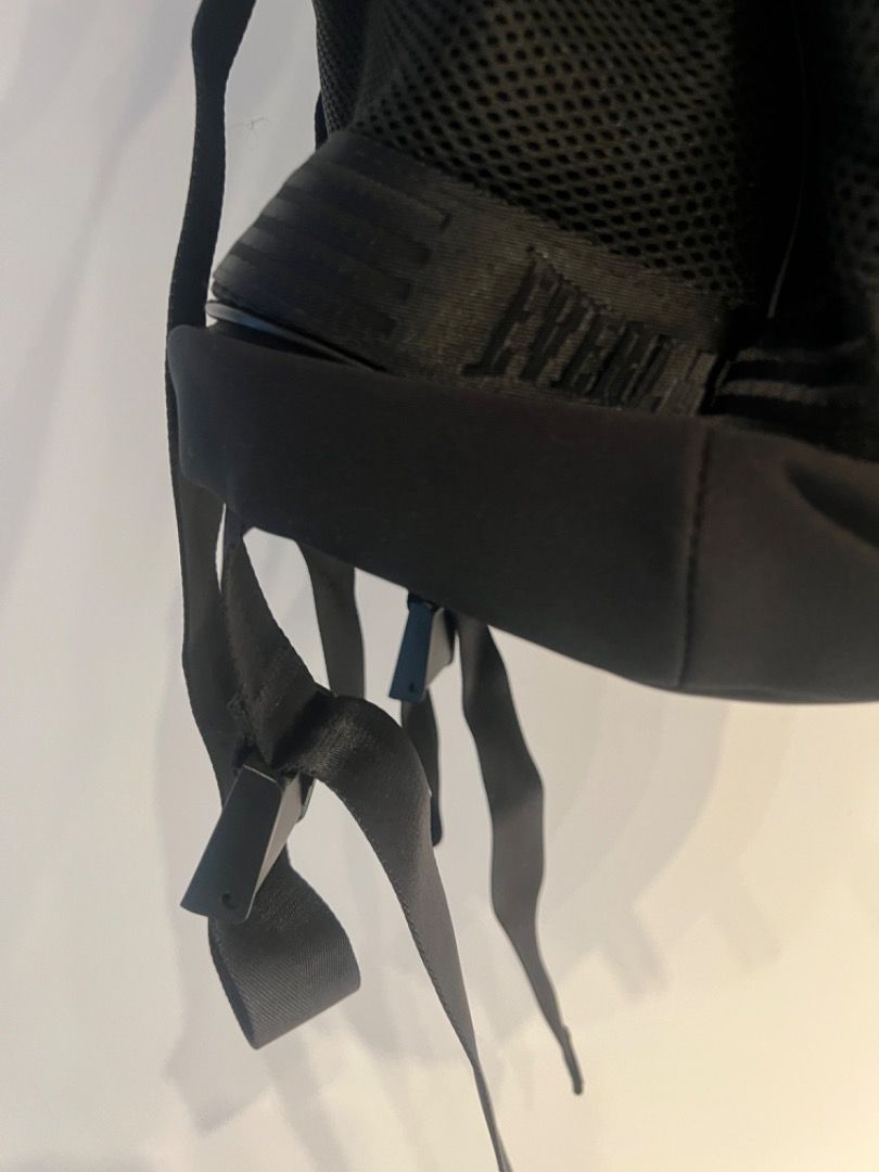 Everlast Drawstring Backpack (Category: Backpacks) located in Singapore. Submitted by jrocean (Listing ID 1294744196, Image 5). Description: Everlast Drawstring BackPack With shoes or slippers compartment Suitable for Gym and Beach Use Condition Level : 10/10 Brand New .