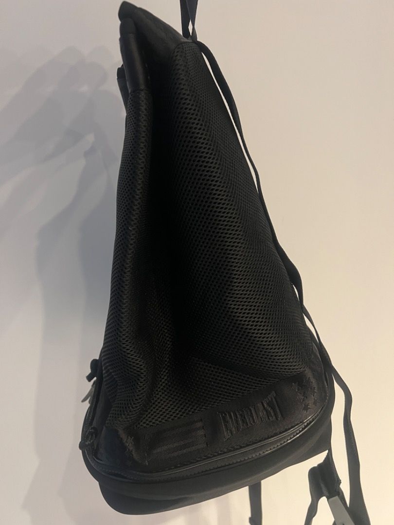 Everlast Drawstring Backpack (Category: Backpacks) located in Singapore. Submitted by jrocean (Listing ID 1294744196, Image 2). Description: Everlast Drawstring BackPack With shoes or slippers compartment Suitable for Gym and Beach Use Condition Level : 10/10 Brand New .
