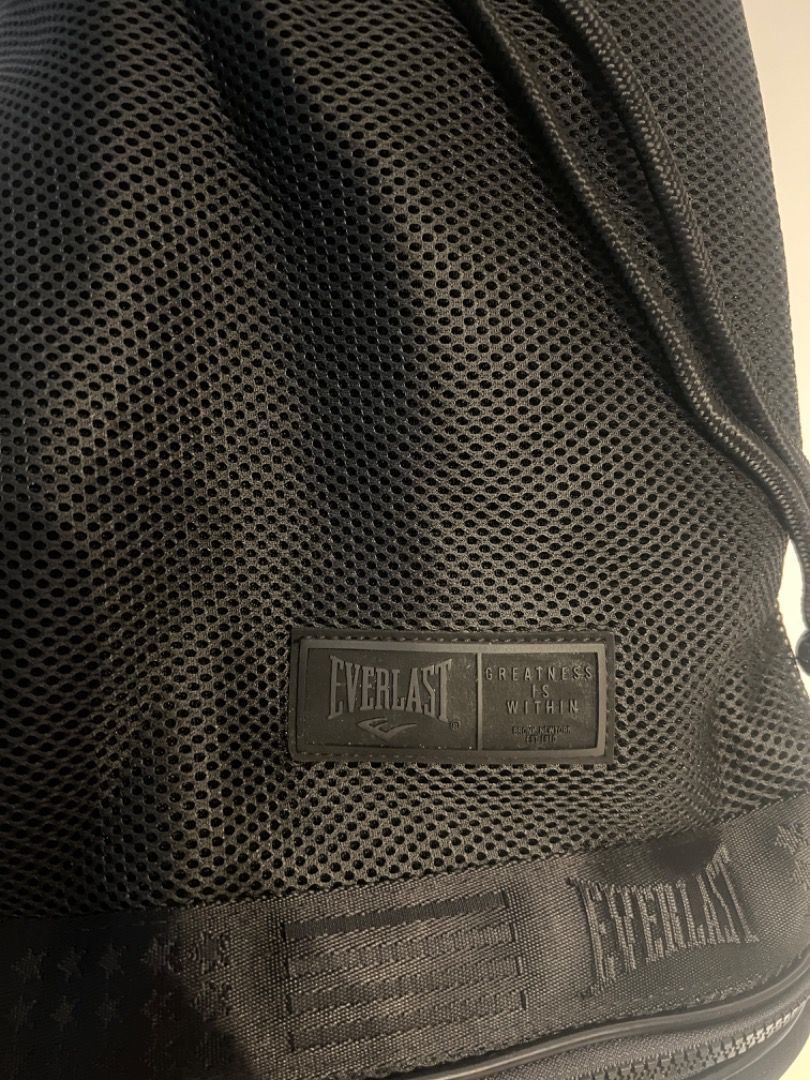 Everlast Drawstring Backpack (Category: Backpacks) located in Singapore. Submitted by jrocean (Listing ID 1294744196, Image 6). Description: Everlast Drawstring BackPack With shoes or slippers compartment Suitable for Gym and Beach Use Condition Level : 10/10 Brand New .
