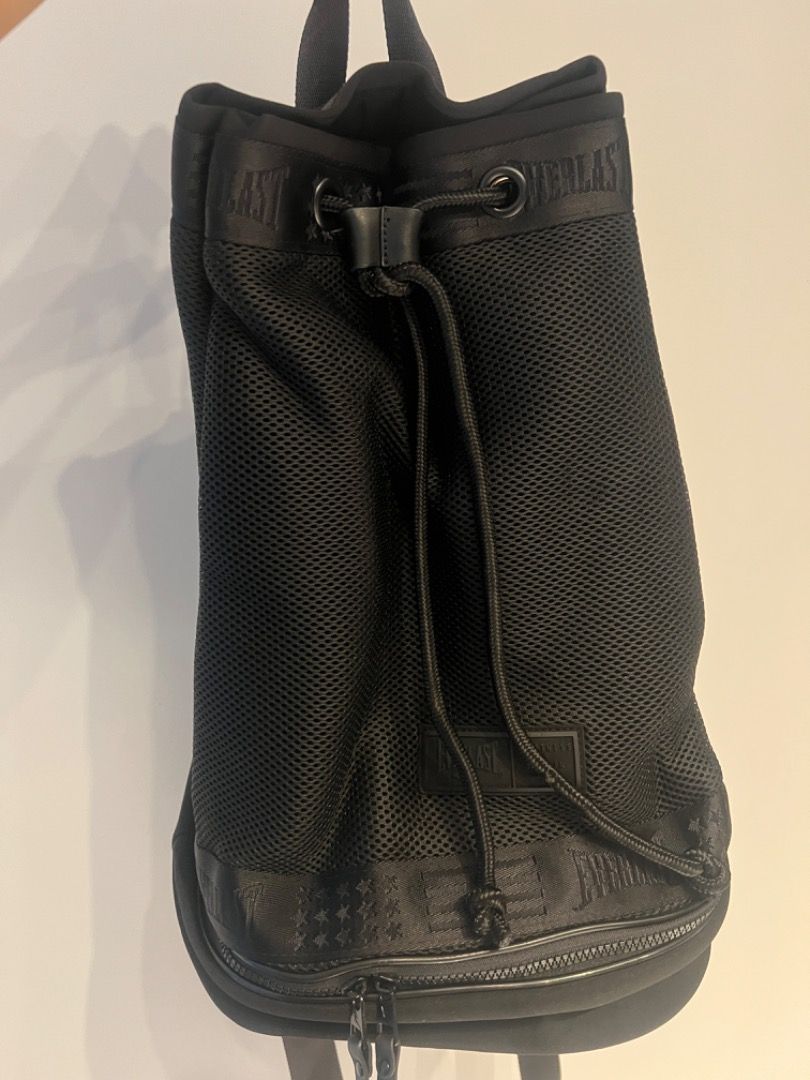 Everlast Drawstring Backpack (Category: Backpacks) located in Singapore. Submitted by jrocean (Listing ID 1294744196, Image 1). Description: Everlast Drawstring BackPack With shoes or slippers compartment Suitable for Gym and Beach Use Condition Level : 10/10 Brand New .