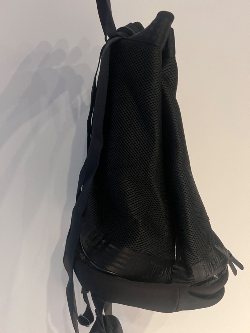 Everlast Drawstring Backpack (Category: Backpacks) located in Singapore. Submitted by jrocean (Listing ID 1294744196, Image 4). Description: Everlast Drawstring BackPack With shoes or slippers compartment Suitable for Gym and Beach Use Condition Level : 10/10 Brand New .