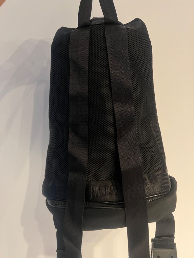 Everlast Drawstring Backpack (Category: Backpacks) located in Singapore. Submitted by jrocean (Listing ID 1294744196, Image 3). Description: Everlast Drawstring BackPack With shoes or slippers compartment Suitable for Gym and Beach Use Condition Level : 10/10 Brand New .