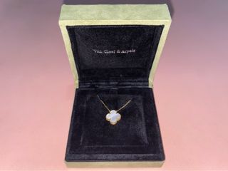[FOR SALE] [BRAND NEW] VAN CLEEF & ARPELS VINTAGE ALHAMBRA PENDANT REAL WHITE MOTHER OF PEARL YELLOW GOLD NECKLACE