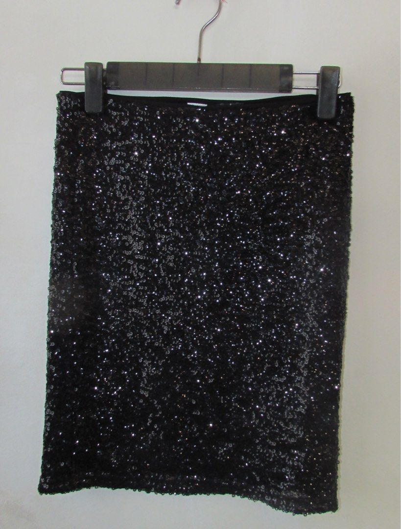 h&m glittery skirt (Category: Skirts) located in Baguio. Submitted by chaewos (Listing ID 1294673687, Image 1). Description: xs waist: 25-26 in length: 18 in mop: gcash mod: j&t.