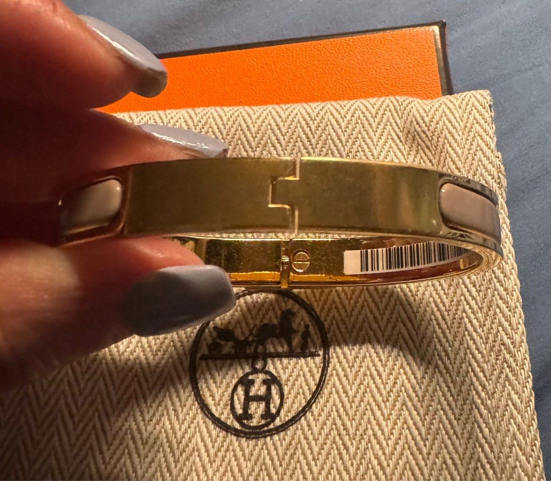 Hermes Bangle （分類：飾物及配件）位於 Hong Kong。 由 dorismen 提交（商品編號 1294780913，圖片 3）。簡介： Hermes mini clic Kelly $5800 Authentic n brand new PM size Full set with receipt 香港買。