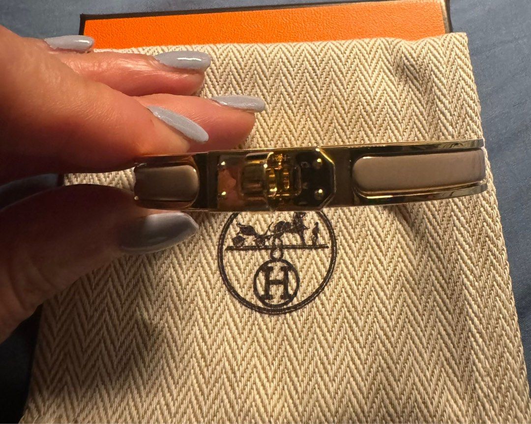Hermes Bangle （分類：飾物及配件）位於 Hong Kong。 由 dorismen 提交（商品編號 1294780913，圖片 2）。簡介： Hermes mini clic Kelly $5800 Authentic n brand new PM size Full set with receipt 香港買。