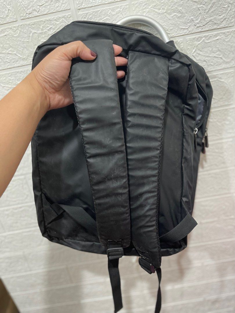 Laptop Bag (Category: Laptop Bags & Sleeves) located in Baguio. Submitted by claudnibela (Listing ID 1294822708, Image 2). Description: Laptop Bag fits 15” No issue (need punas lang po) Selling low We're offering this at a discounted price as we're moving to a new location – from P300 to P200.