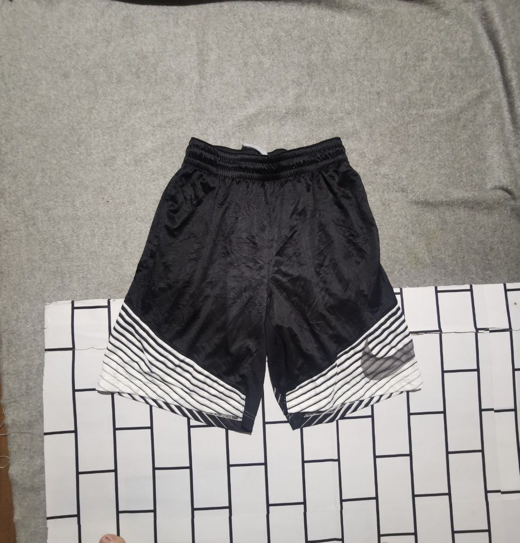 Nike big swoosh shorts (Category: Shorts) located in Lapu Lapu. Submitted by cryptocoryne (Listing ID 1294794202, Image 3). Description: Nike big swoosh shorts medium on tag 26-32x 19.5 excellent condition looks new no issue.