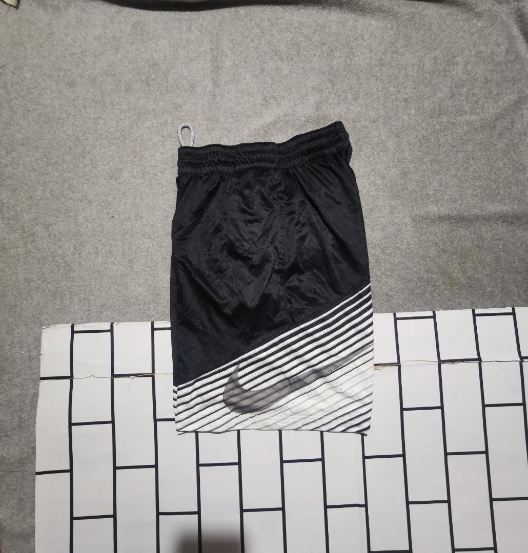 Nike big swoosh shorts (Category: Shorts) located in Lapu Lapu. Submitted by cryptocoryne (Listing ID 1294794202, Image 2). Description: Nike big swoosh shorts medium on tag 26-32x 19.5 excellent condition looks new no issue.
