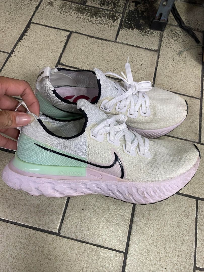 Women's react infinity run flyknit running shoes in white/ lilac gray top