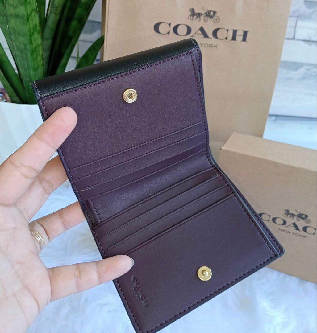💯ORIGINAL COACH Small Eliza Wallet (Category: Luxury Bags & Wallets) located in Quezon City. Submitted by ashongsstore (Listing ID 1294760998, Image 2). Description: 🇵🇭AVAILABLE🇵🇭 Small Eliza Wallet.