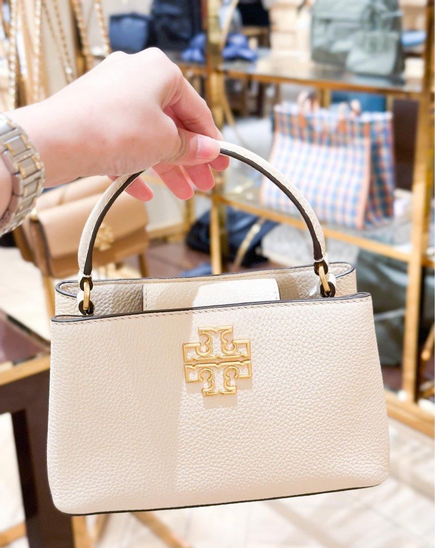 💯ORIGINAL TORY BURCH BRITTEN TOP HANDLE WHITE (Category: Luxury Bags & Wallets) located in Quezon City. Submitted by ashongsstore (Listing ID 1294757017, Image 2). Description: ➕TÖRY BÜRÇH COLLECTION➕ 🇵🇭ONHAND🇵🇭 Britten Chain Wallet, Crossbody and Wristlet in 1 ‼️Please look at our pictures as that is exactly what you are purchasing‼️ 10000% Original Not REPLICA, OEM, TOP GRADE QUALITY, AUTHENTIC QUALITY or Any other Terms to DENOTE FAKE! 😎